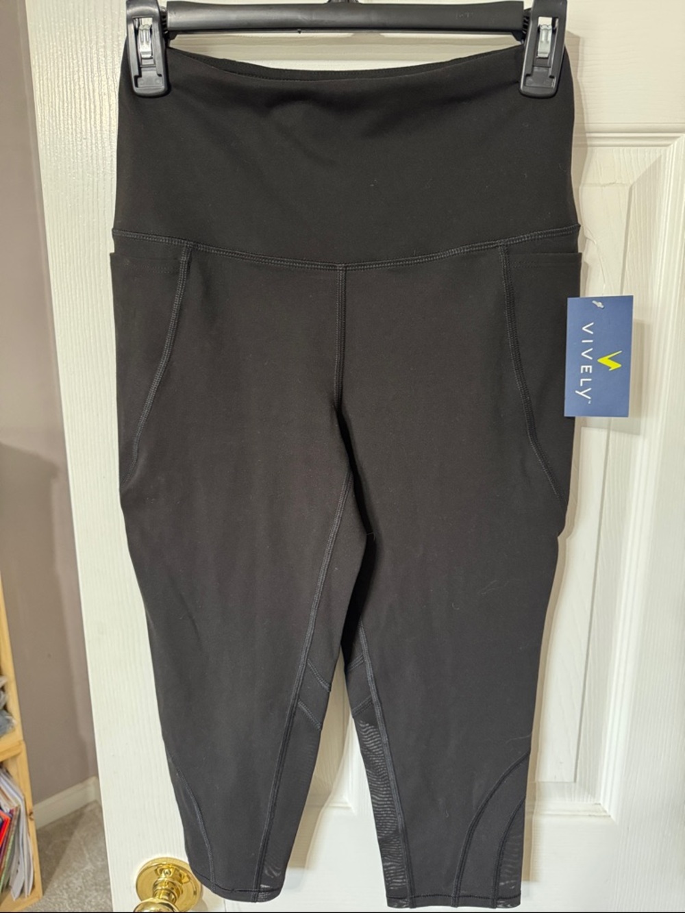 Black High-Rise Cropped Leggings with Side Pockets